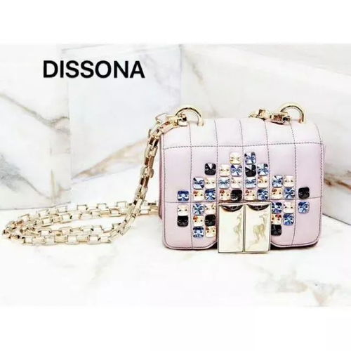 圣誕季的時尚獻(xiàn)禮 艾森絲潮流服飾低至5折，滿額贈禮驚喜不停